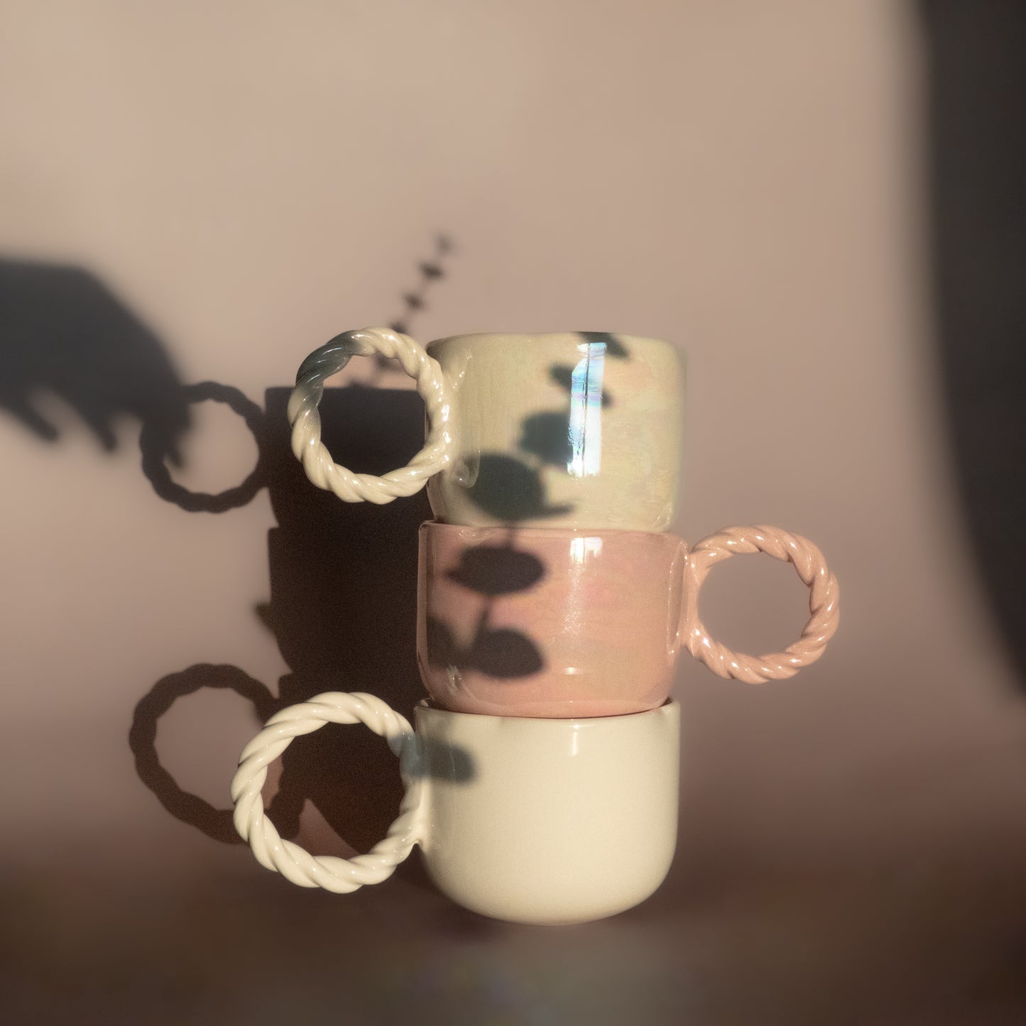 Rosa Tasse mit holografischer Blume