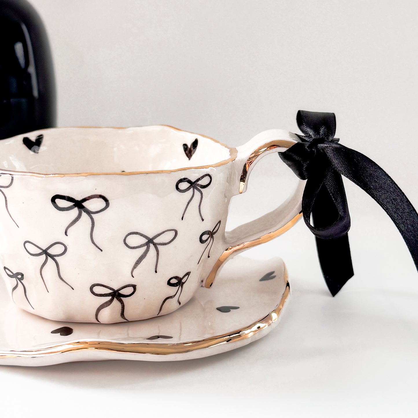 Hearts and Bows Tasse + Teller Schwarz (handgeformt)