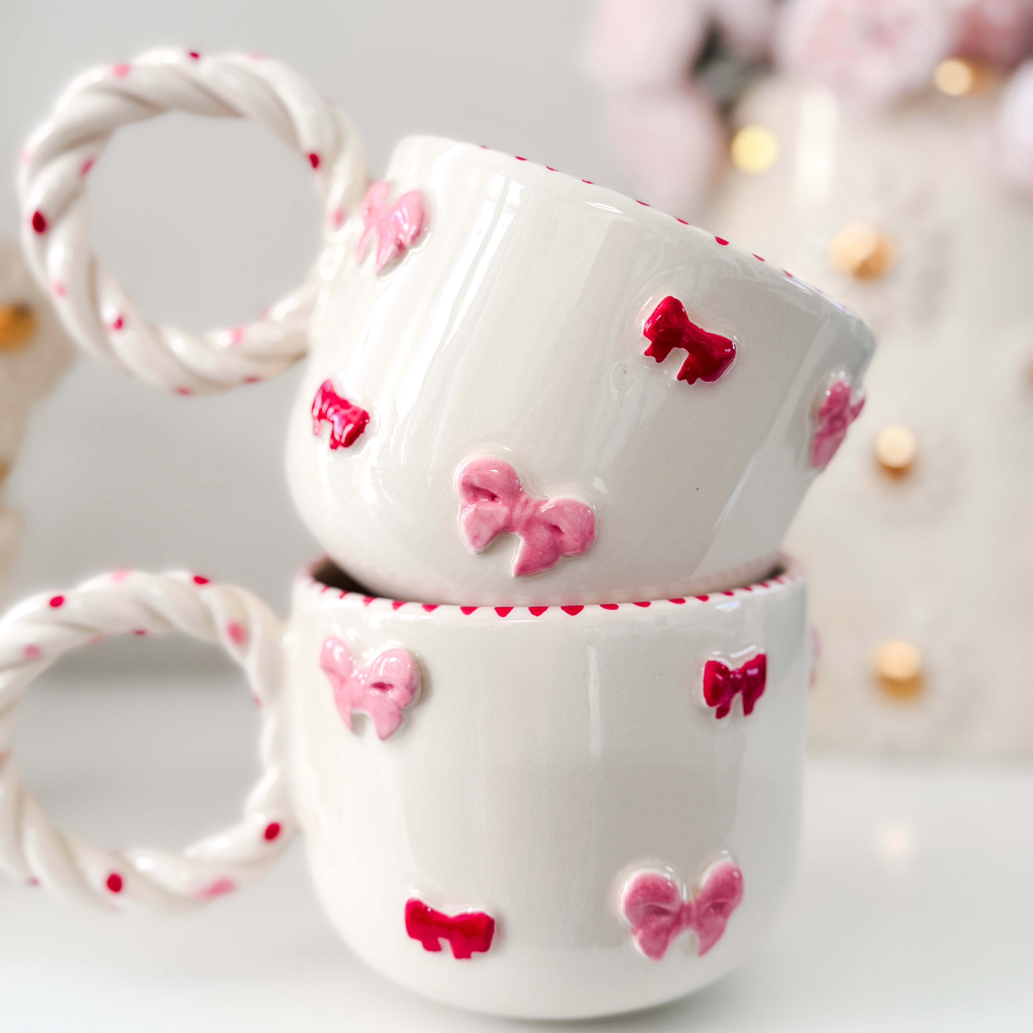 Handgemachte Keramiktasse mit rosa roter Schleife | Handgemachte Keramiktasse