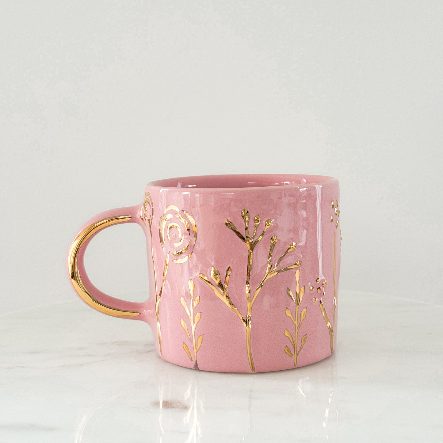 Tasse mit rosa Blumen