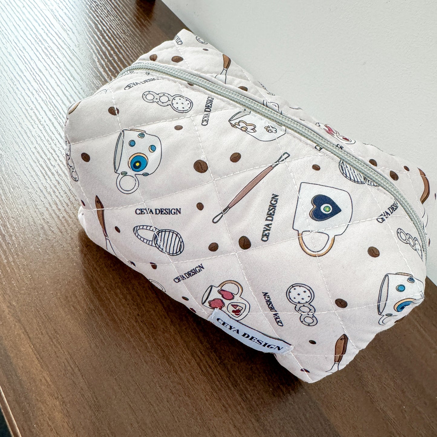 Sandweißer Kosmetikkoffer von CEYA DESIGN