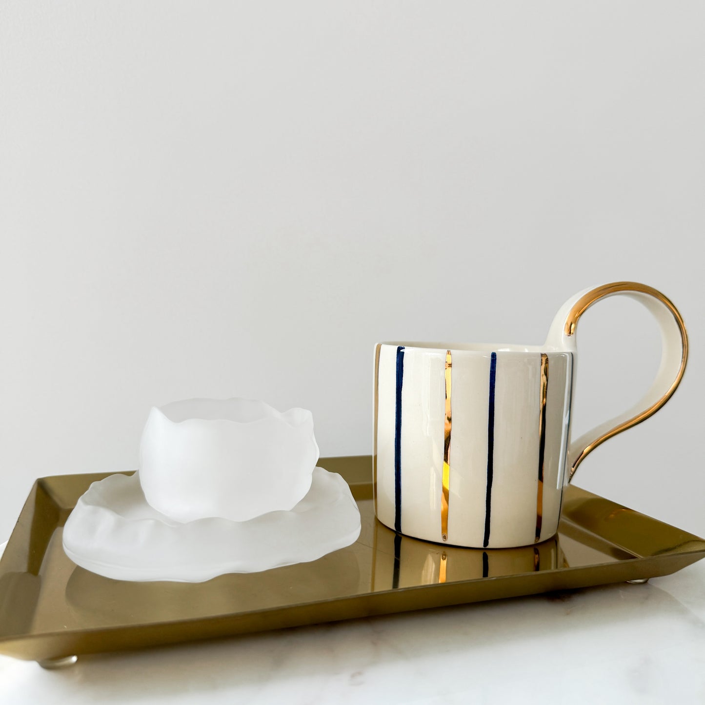 Ästhetische Tasse + Untertasse aus mattiertem Glas