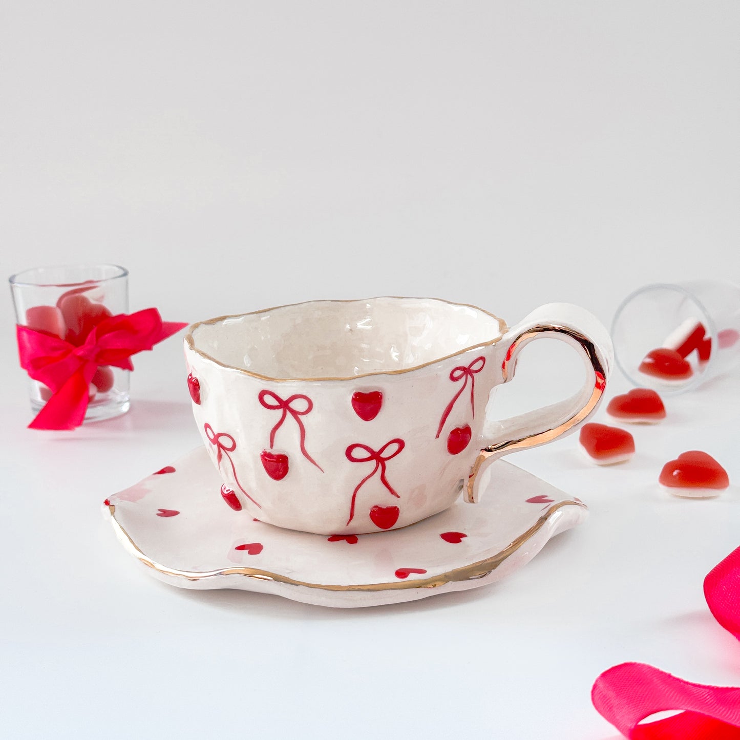 Hearts and Bows Mug + Plate Red (Handshaped)