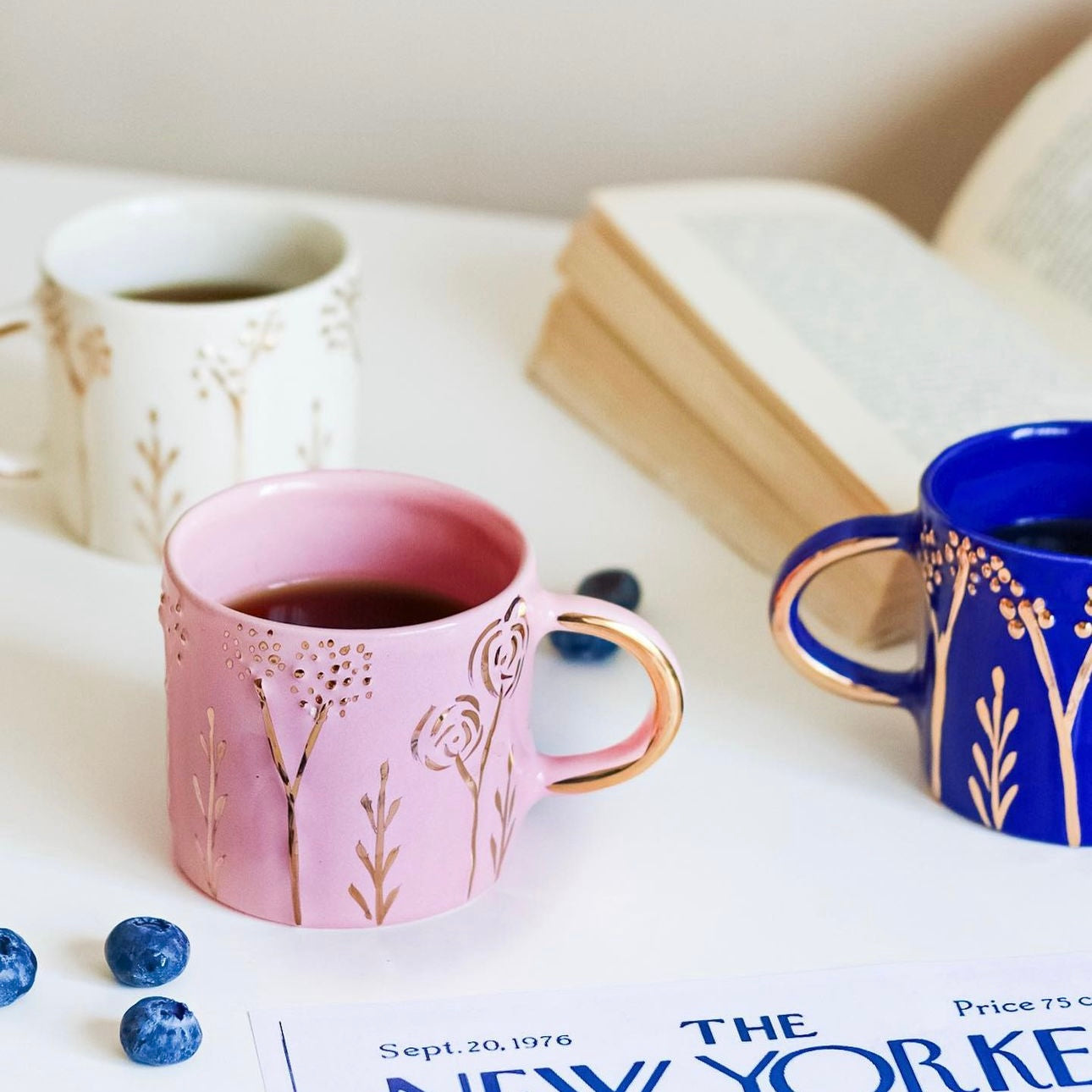 Tasse mit rosa Blumen