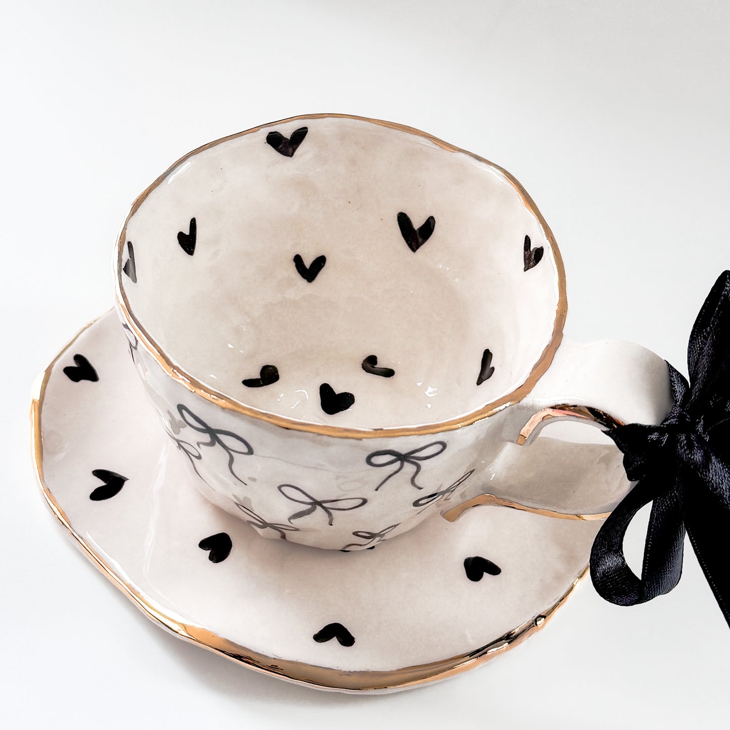 Hearts and Bows Mug + Plate Black (Handshaped)