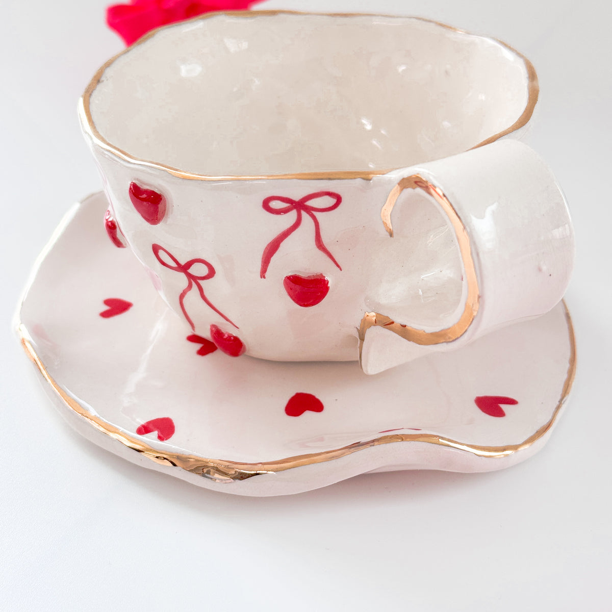 Tasse + Teller mit Herzen und Schleifen (handgeformt) aus Keramik | Handgefertigte Keramiktasse