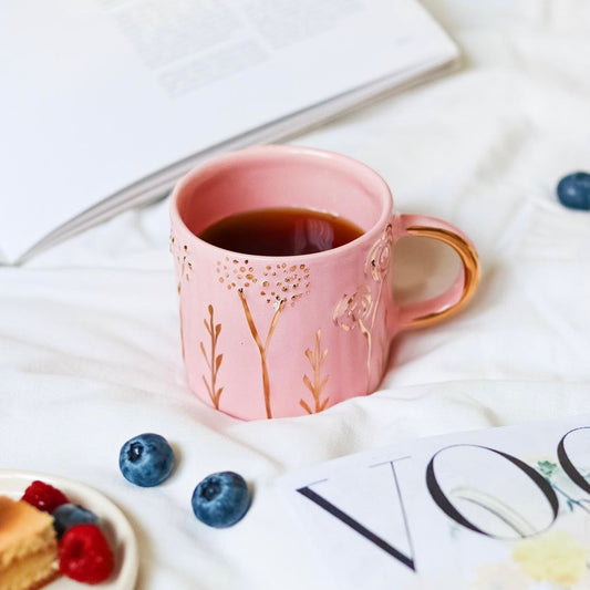 Tasse mit rosa Blumen