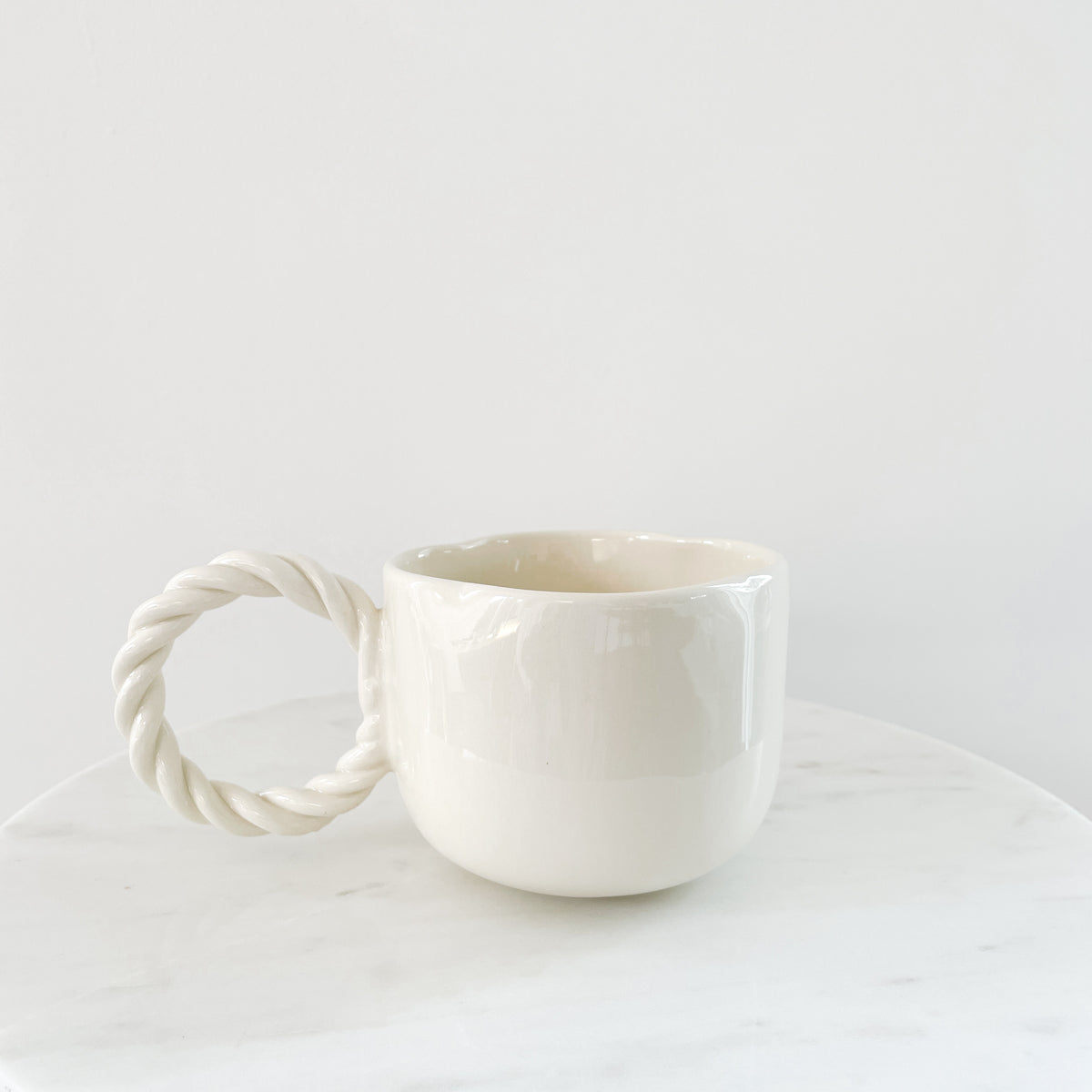 Cremefarbene Blumentasse | Handgemachte Keramiktasse mit Blumenmotiv